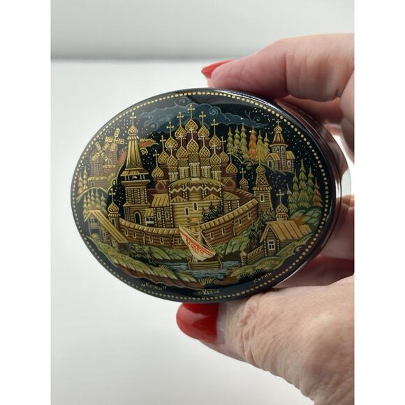 Russian Lacquer Papier Mache Box Kholui Village Scene Oval Signed - Picture 3 of 9